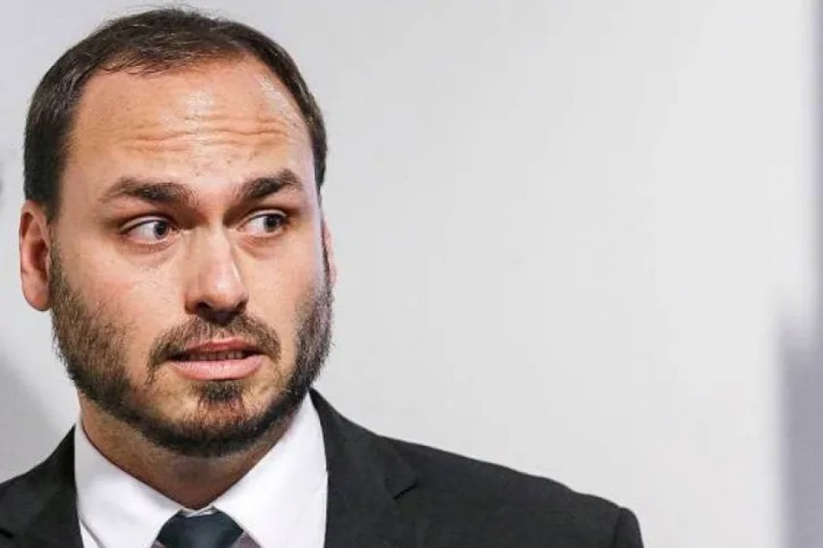 Carlos Bolsonaro perde o porte de arma após PF indeferir renovação