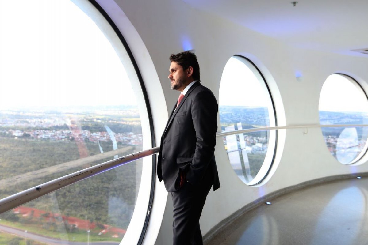 Gastos com viagens de Juscelino Filho é maior que salários de ministros, diz site