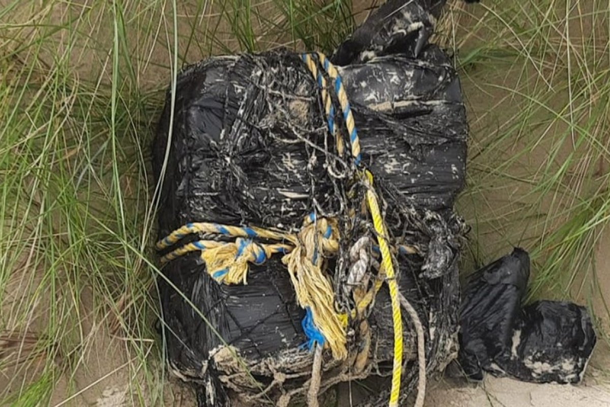 Jovens são flagrados vasculhando praia na Irlanda onde foi encontrado 60kg de cocaína