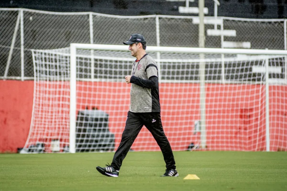 Vitória enfrenta Chapecoense e tenta fechar 1º turno da Série B na liderança