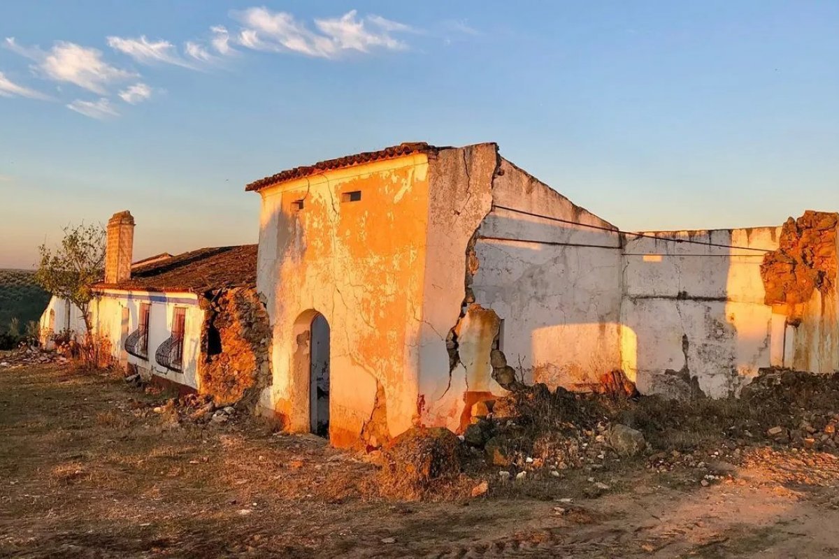 Casal estrangeiro transforma fazenda abandonada em Portugal