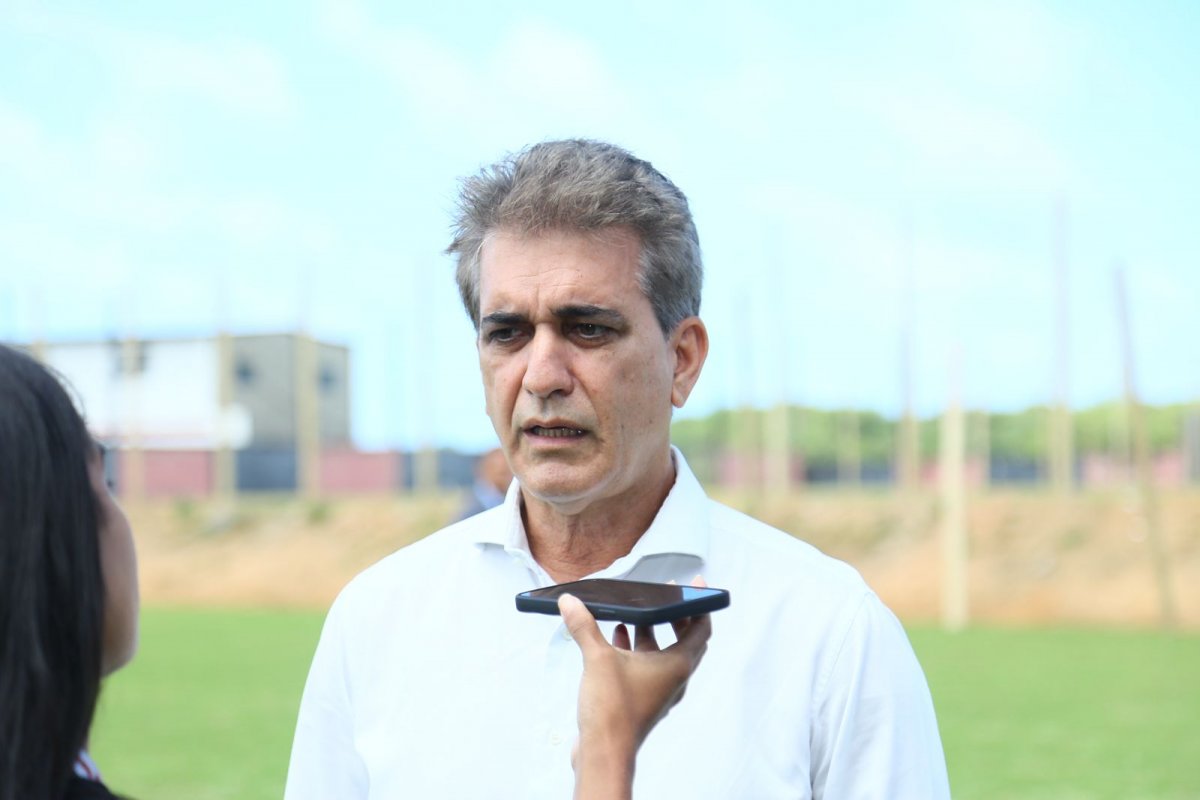 'Salvador parou no tempo e o prefeito fica de oba oba', diz Robinson Almeida sobre Bruno Reis