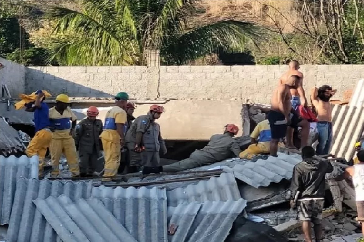 Desabamento mata duas pessoas e deixa uma adolescente ferida em Bangu, no Rio de Janeiro