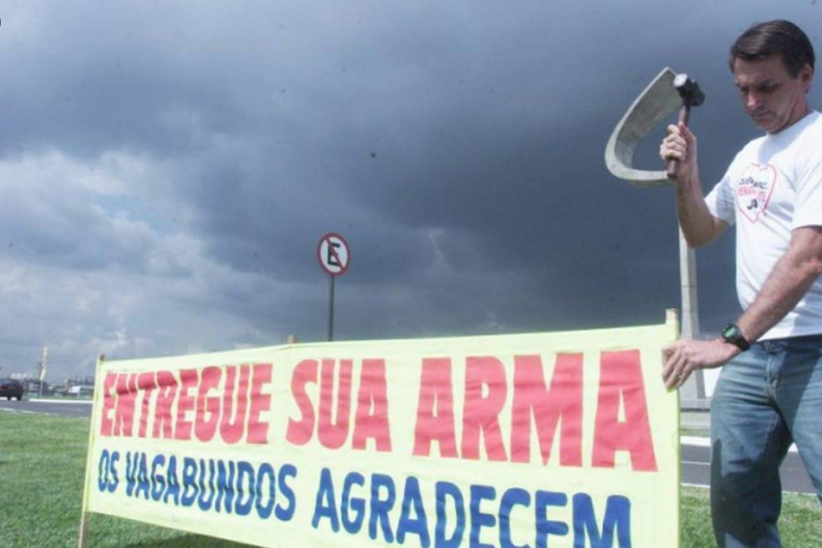 Bolsonaro publica imagem antiga em protesto contra desarmamento após decreto de armas de Lula