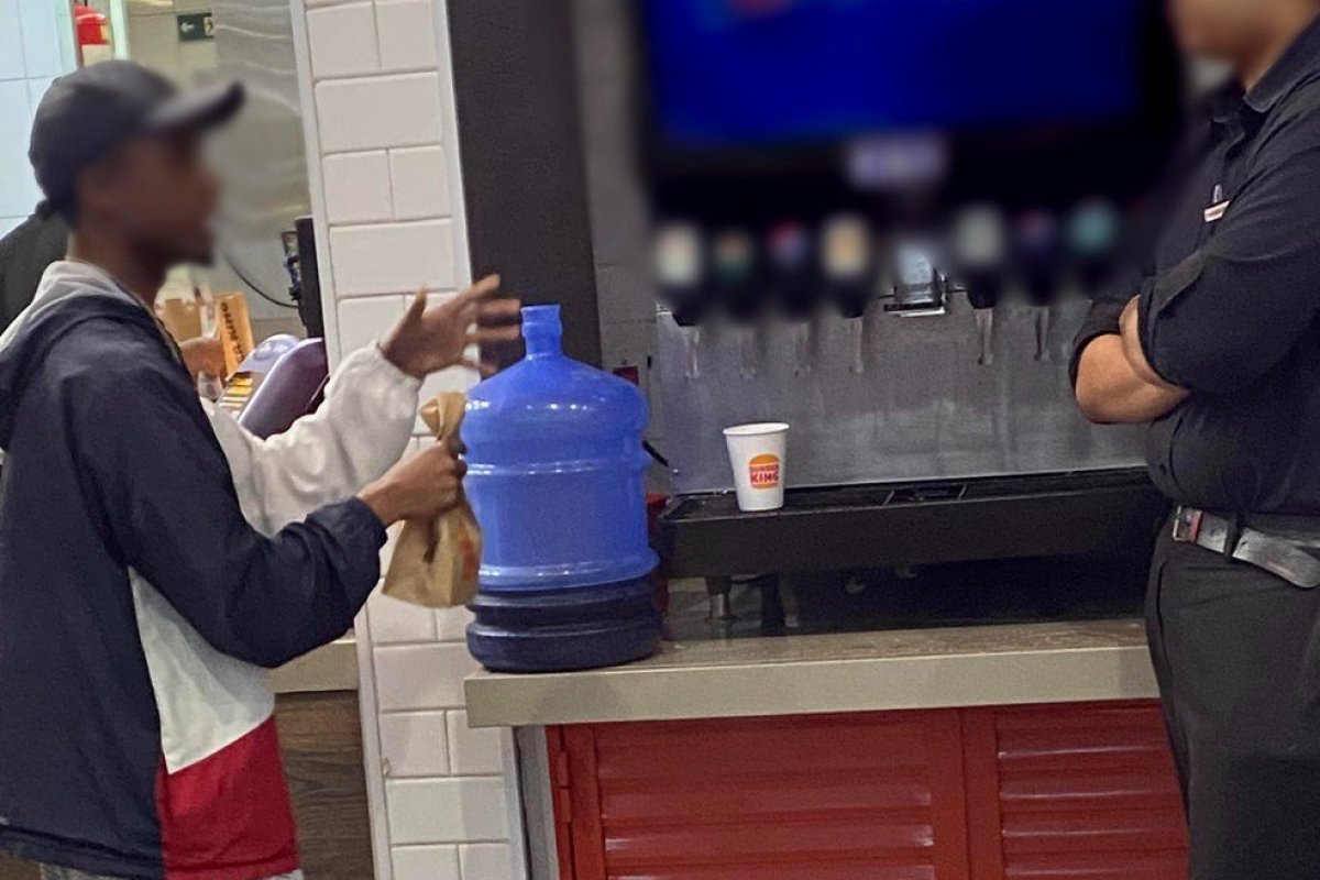Homem é flagrado tentando encher galão em máquina de refrigerante do Burger King