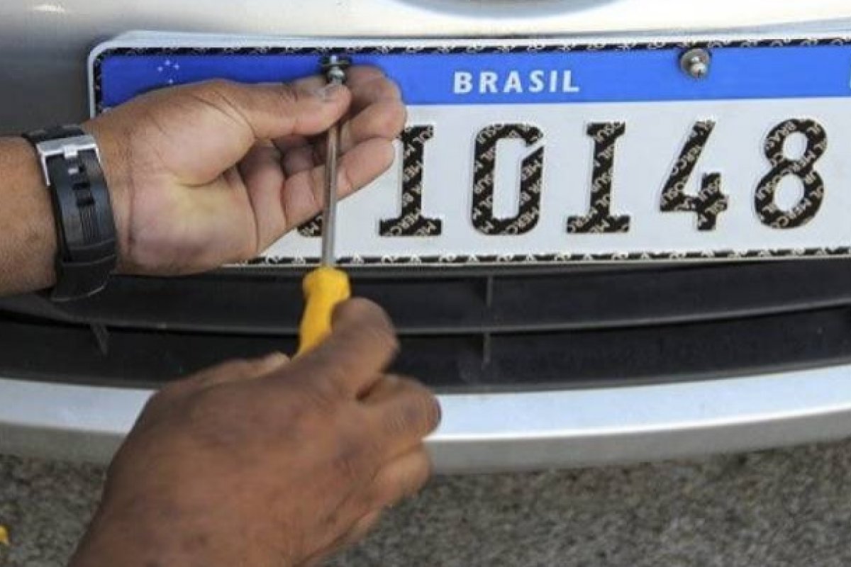 Projeto de lei no Senado propõe retorno da identificação de cidade e estado nas placas de veículos