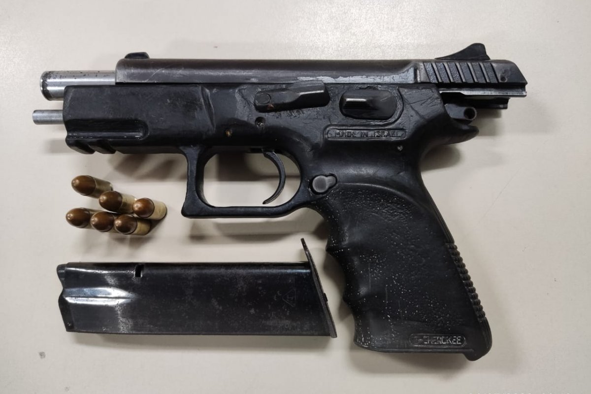 Pistola israelense é apreendida com adolescentes após roubo de moto em Feira de Santana
