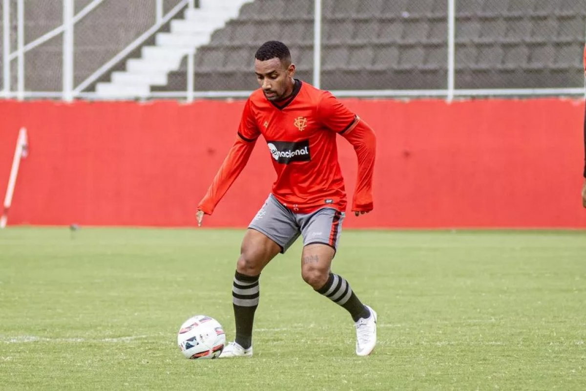 Volante Dionísio, do Vitória, teve carteira e celulares furtados no Barradão