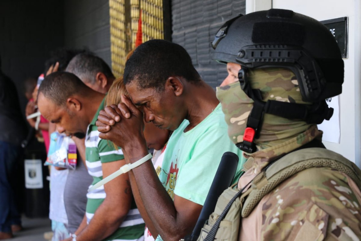 Treze pessoas são presas acusadas de envolvimento com tráfico e roubos a bancos