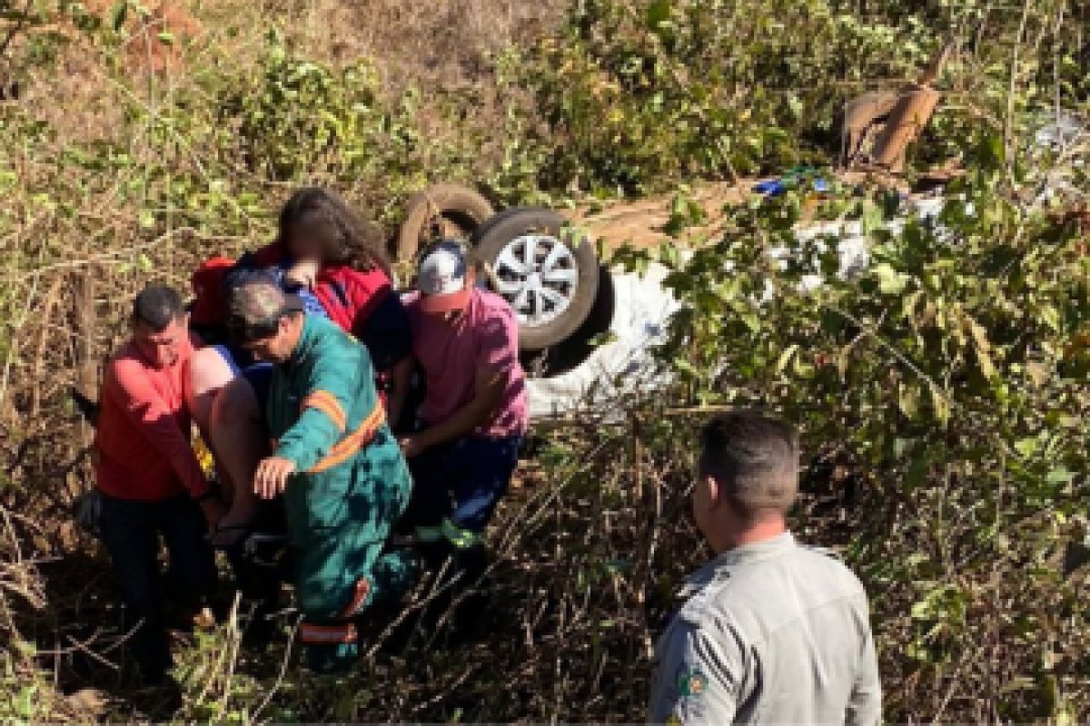 Mulher consegue fugir de carro capotado após ser sequestrada, estuprada e feita de refém