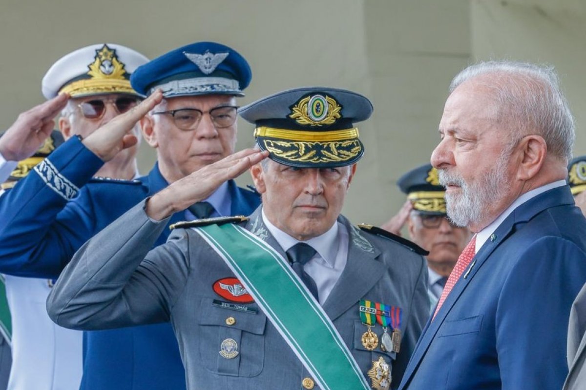 Lula reorganiza cargos nas Forças Armadas e promove militares; confira lista
