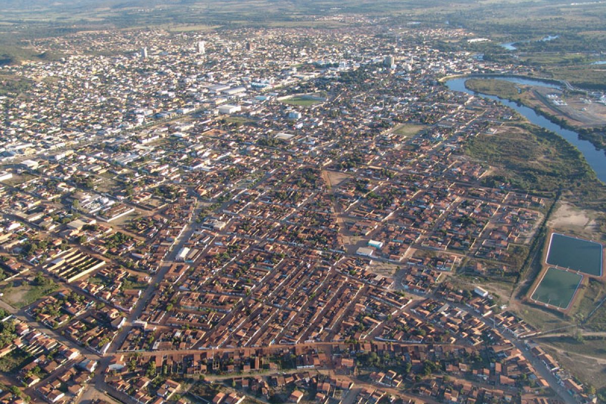 Justiça determina bloqueio de quase R$ 2 milhões de bens de ex-prefeito