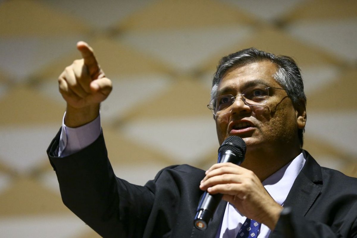 Ministro Flávio Dino defende novo decreto de armas e promete fiscalização em clubes de tiro