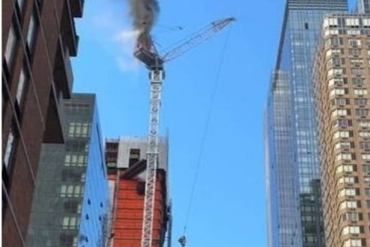 Vídeo: Guindaste pega fogo, despenca e atinge prédio em Nova York