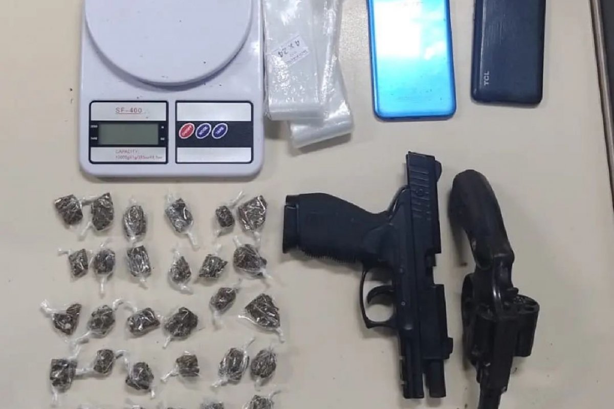 Polícia apreende duas armas e um simulacro em Feira de Santana
