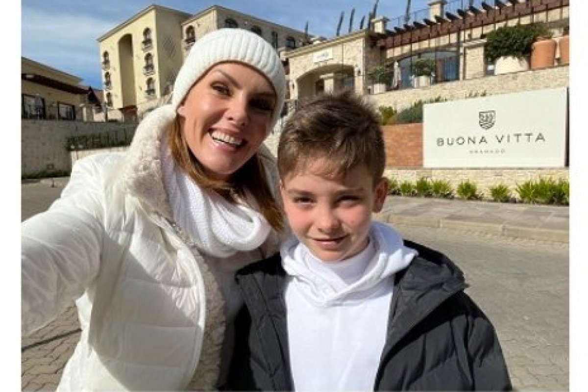Ana Hickmann se encanta com Gramado!