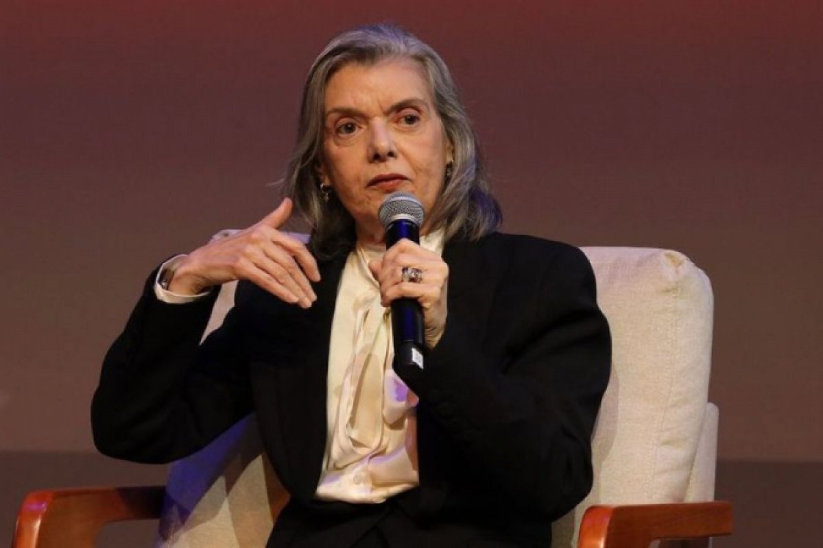 Cármen Lúcia afirma que 'democracia não foi abalada' ao comentar sobre 8 de janeiro