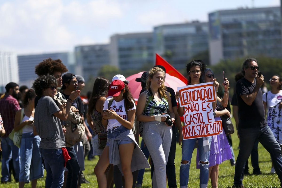 Manifestações contra cortes na educação acontecem em todos os estados e no DF