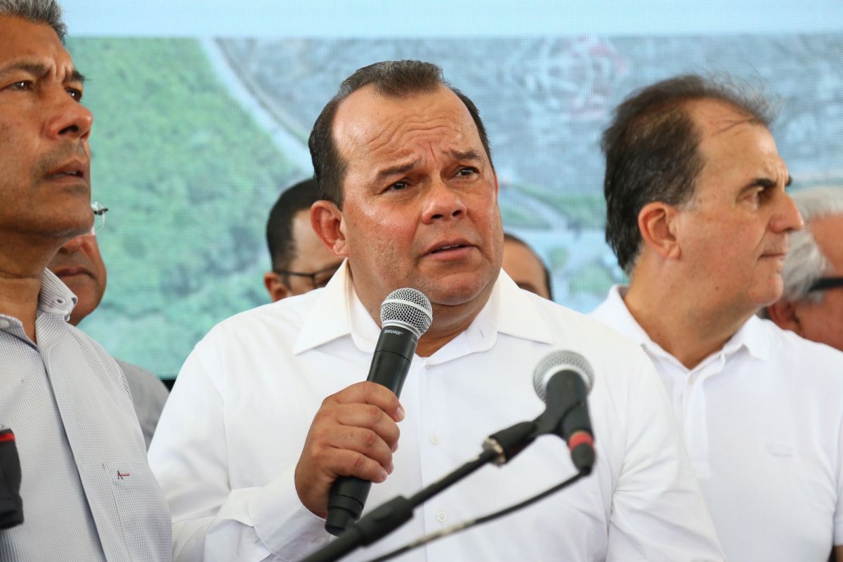 Avião com Geraldo Júnior arremete ao tentar pousar no sul em Ilhéus