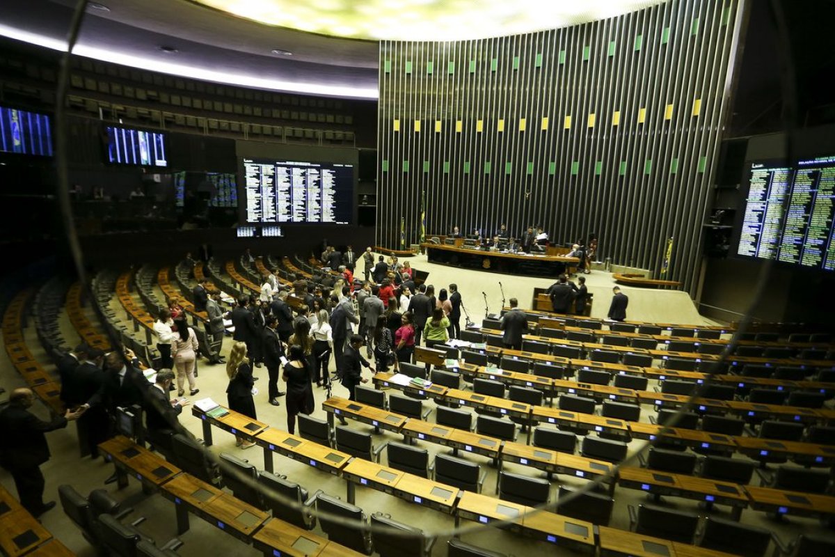 FGV é escolhida para organizar concurso da Câmara com 140 vagas e salário inicial de R$ 26 mil