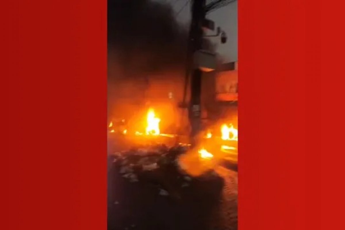 Ônibus é incendiado e apedrejado em Salvador e aulas são suspensas no bairro de Sussuarana