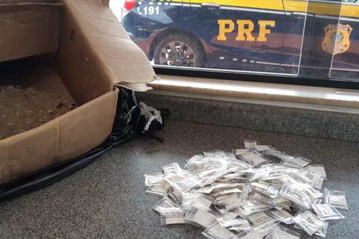PRF apreende 190 papelotes de cocaína em caixa despachada em ônibus