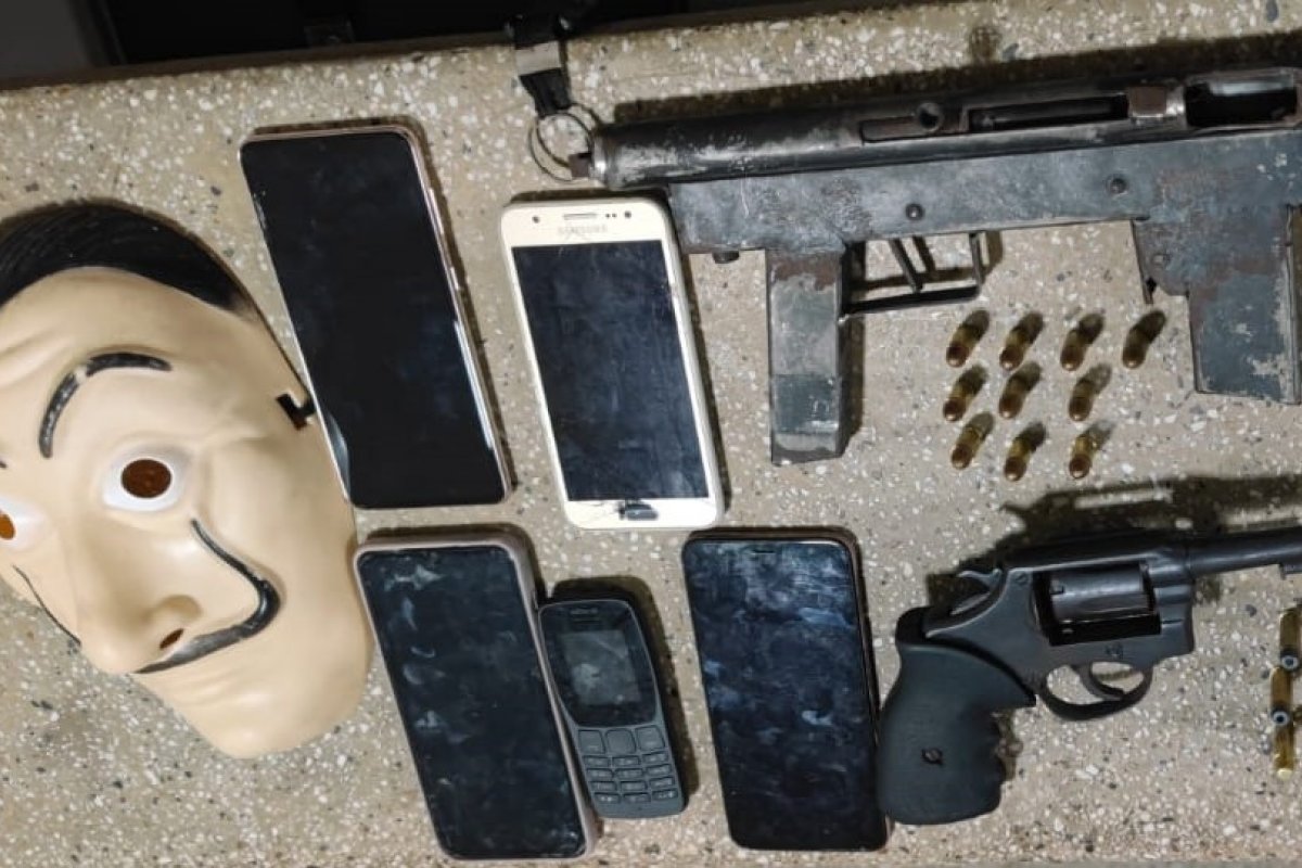 Dois homens são presos com submetralhadora após assalto em Nova Viçosa