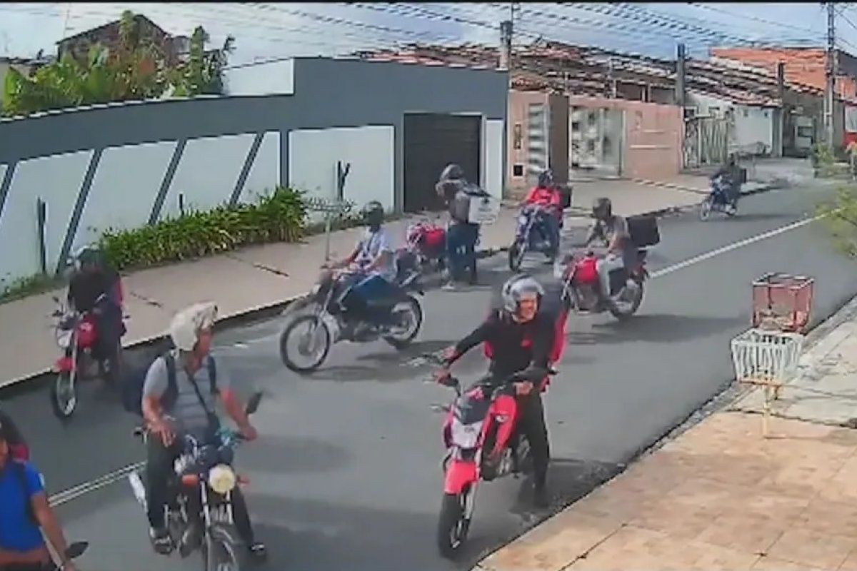 Entregadores por aplicativo jogam pedras em casa após falha de comunicação