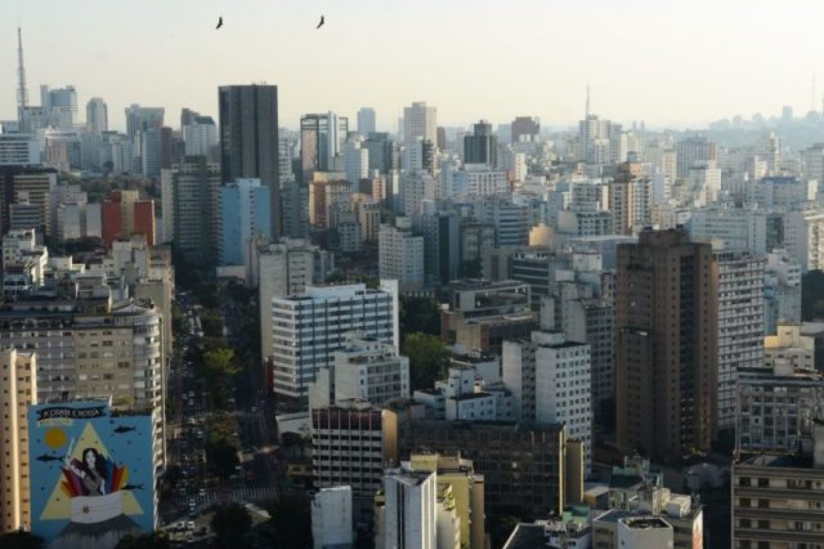 Médico é impedido de entrar em flat alugado por homofobia e proprietário é condenado a pagar danos morais