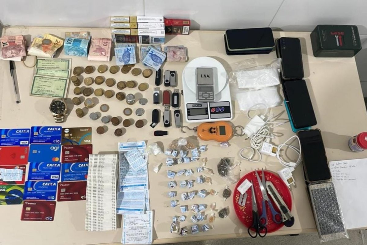 Homem é preso em flagrante com drogas e 17 celulares em Itapetinga