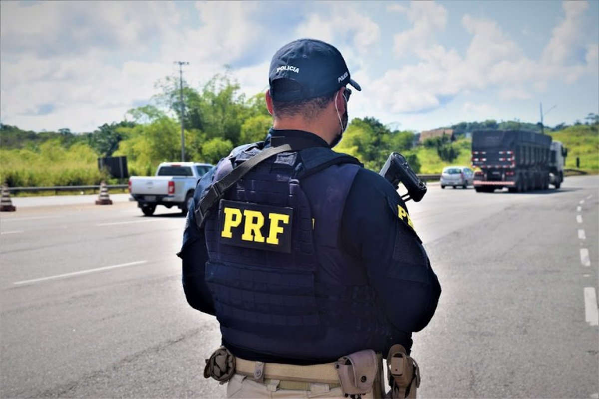 Corpos de pai e filho são encontrados carbonizados dentro de carro em rodovia no oeste da Bahia