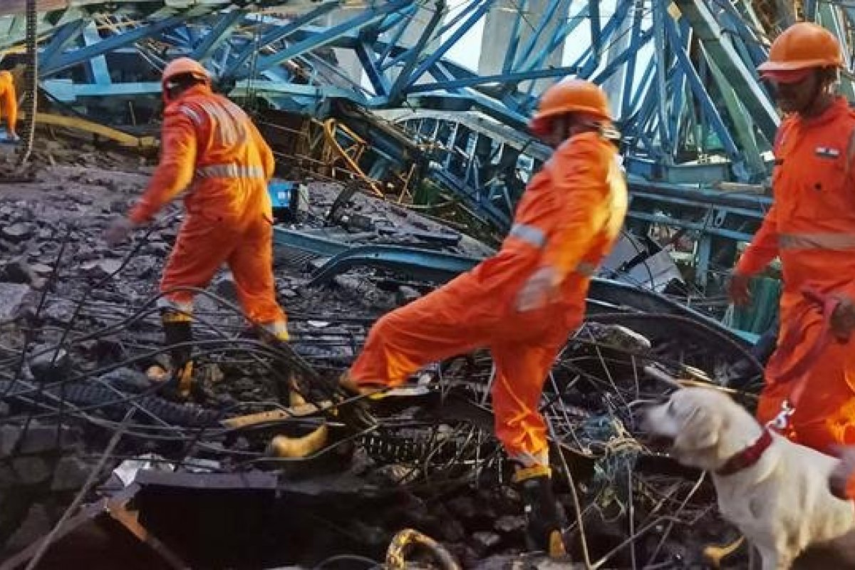 Dezessete trabalhadores morrem após a queda de um guindaste na Índia