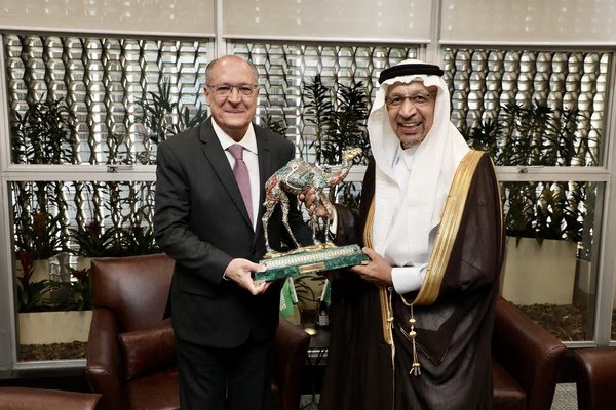 Geraldo Alckmin devolve estátua de camelo que ganhou da Arábia Saudita