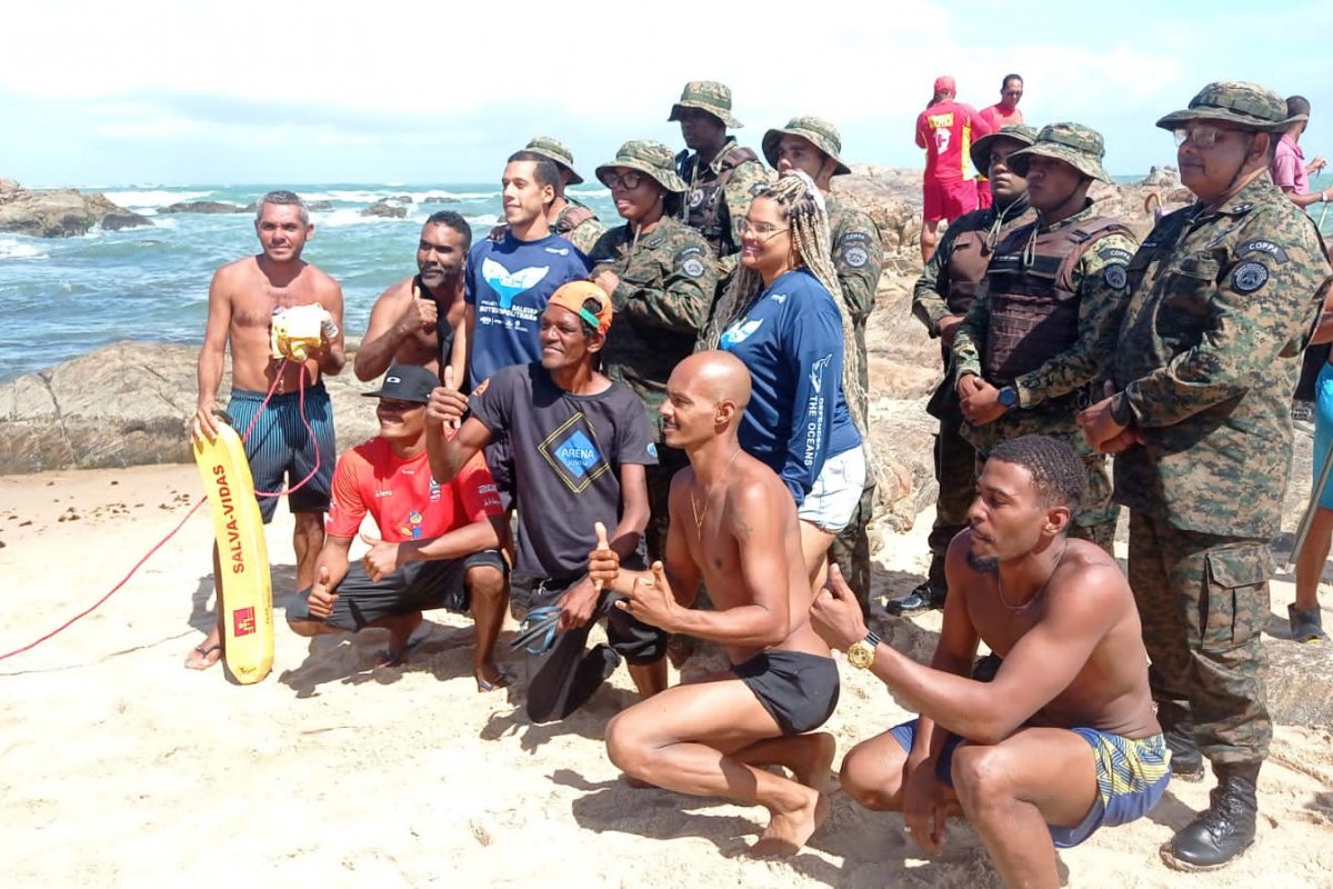 Após quatro horas de trabalho, filhote de baleia Jubarte é resgatado em praia de Itapuã