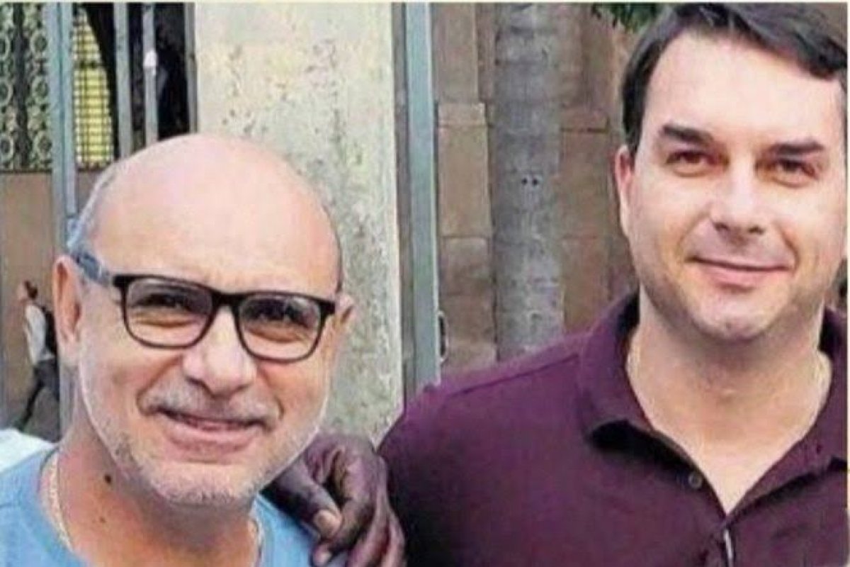 Flávio Bolsonaro, Fabrício Queiroz e demais assessores são alvos de ação do MP do Rio