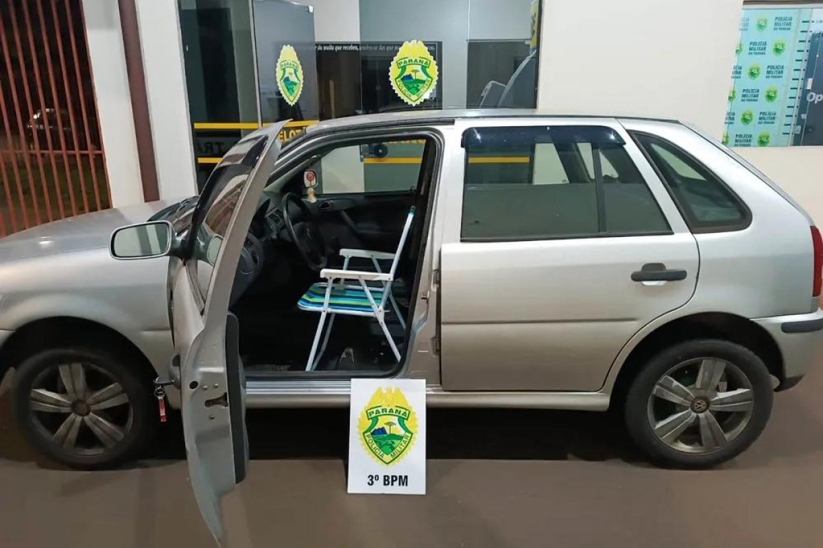Homem é flagrado bêbado e dirigindo GOL em cadeira de praia no Paraná