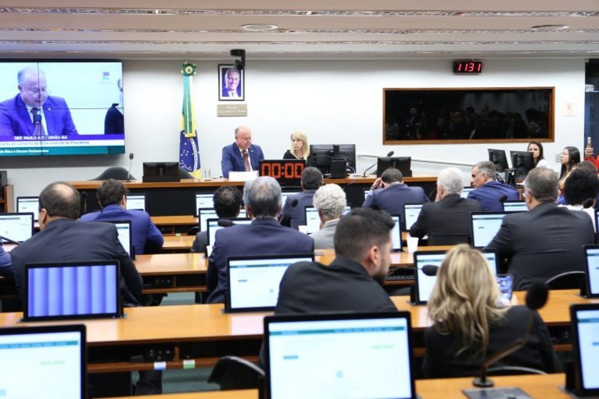 Conselho de Ética analisa processos que pedem cassação de nove deputados