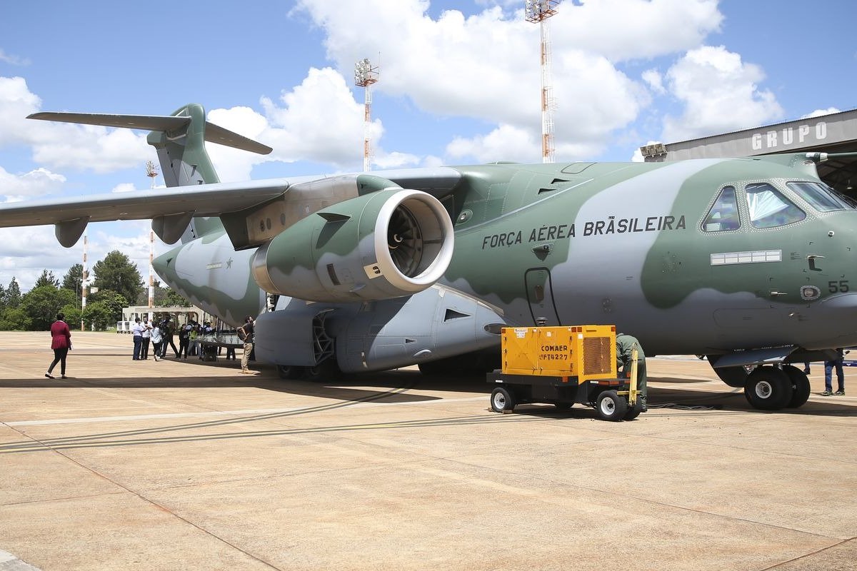 Ministros criam agenda para passar final de semana em casa com avião da FAB