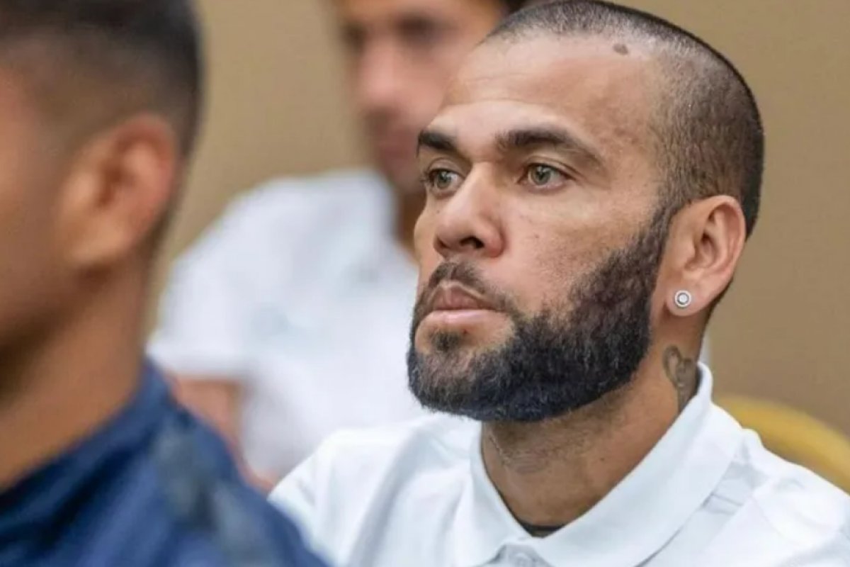 Daniel Alves é acusado formalmente por estupro pela Justiça da Espanha  