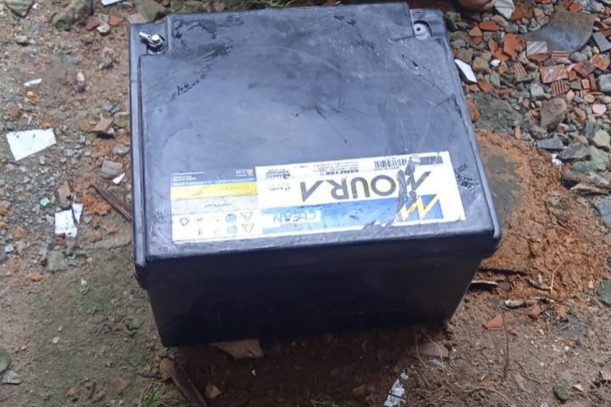 Três homens são flagrados com baterias estacionárias de empresa de telefonia