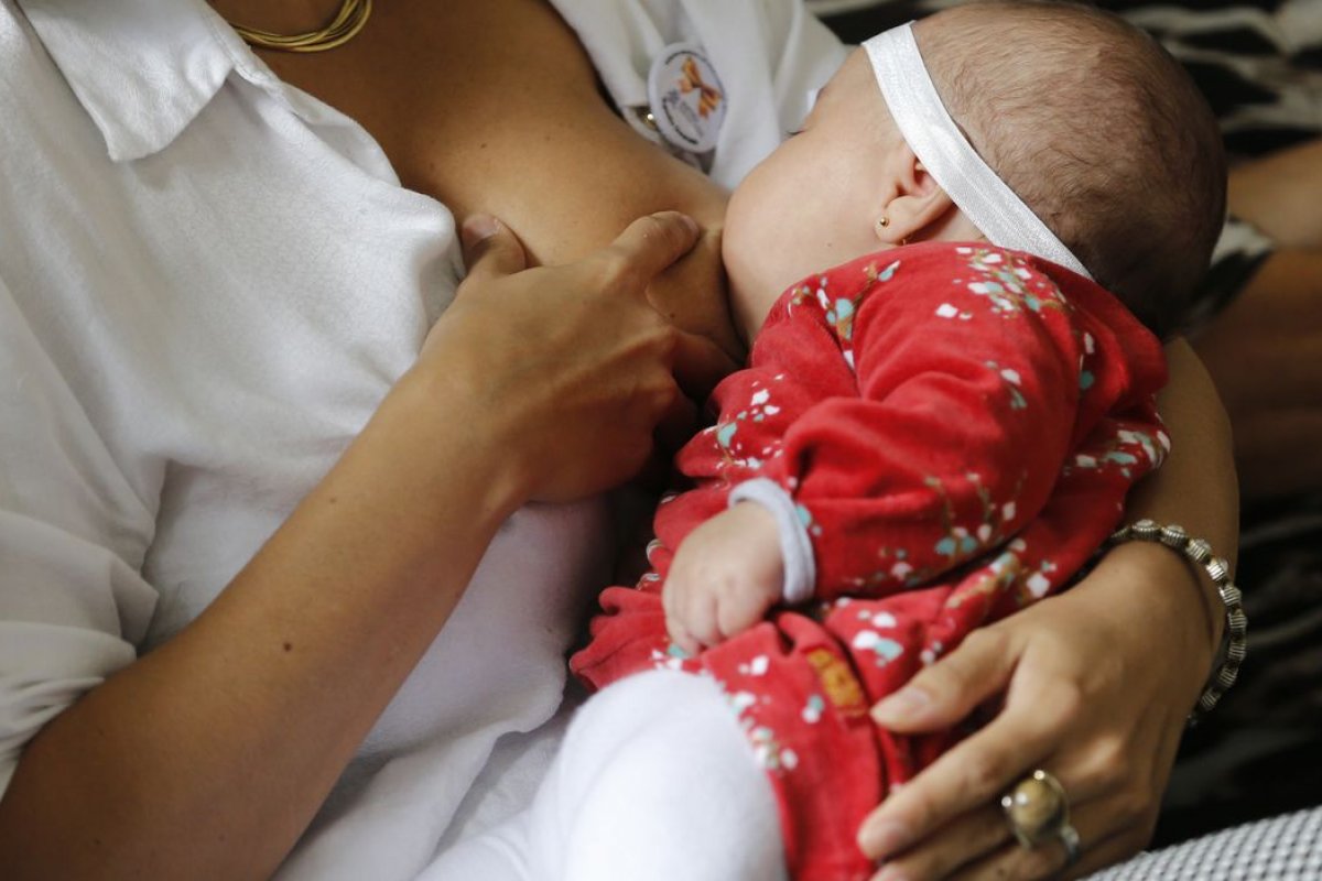 Agosto Dourado: aleitamento materno é essencial para desenvolvimento do bebê
