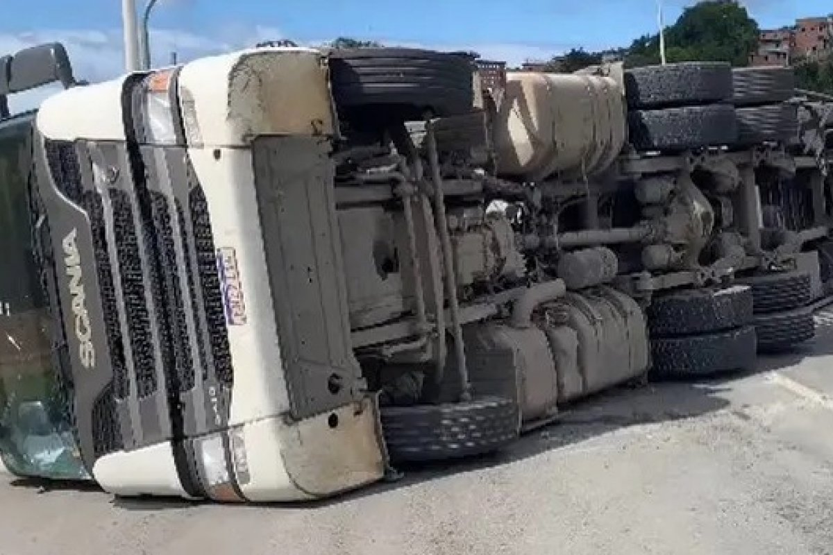 Caminhão com carga de frango congelado tomba na AV. 29 de Março, em Salvador
