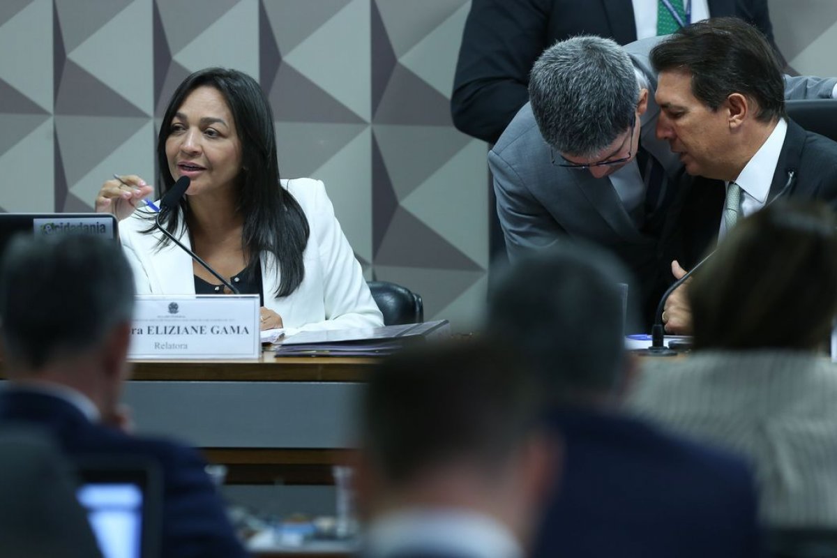 Relatora da CPMI de 8 de janeiro solicita acareação entre militares para esclarecer desmobilização de acampamento