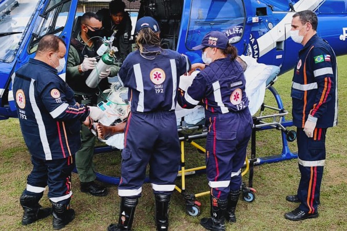 Graer resgata dois idosos para atendimento médico em Salvador