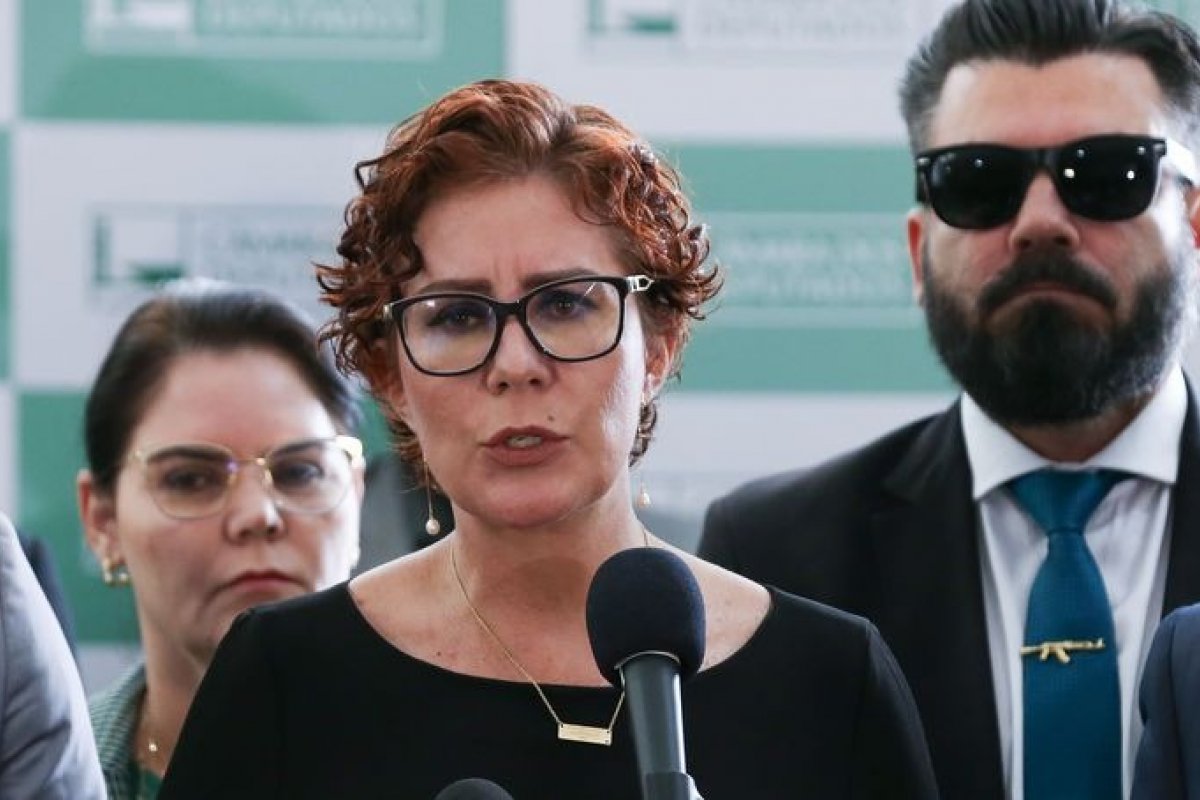 Defesa de Zambelli diz que ela só falará à PF se tiver acesso a autos do inquérito