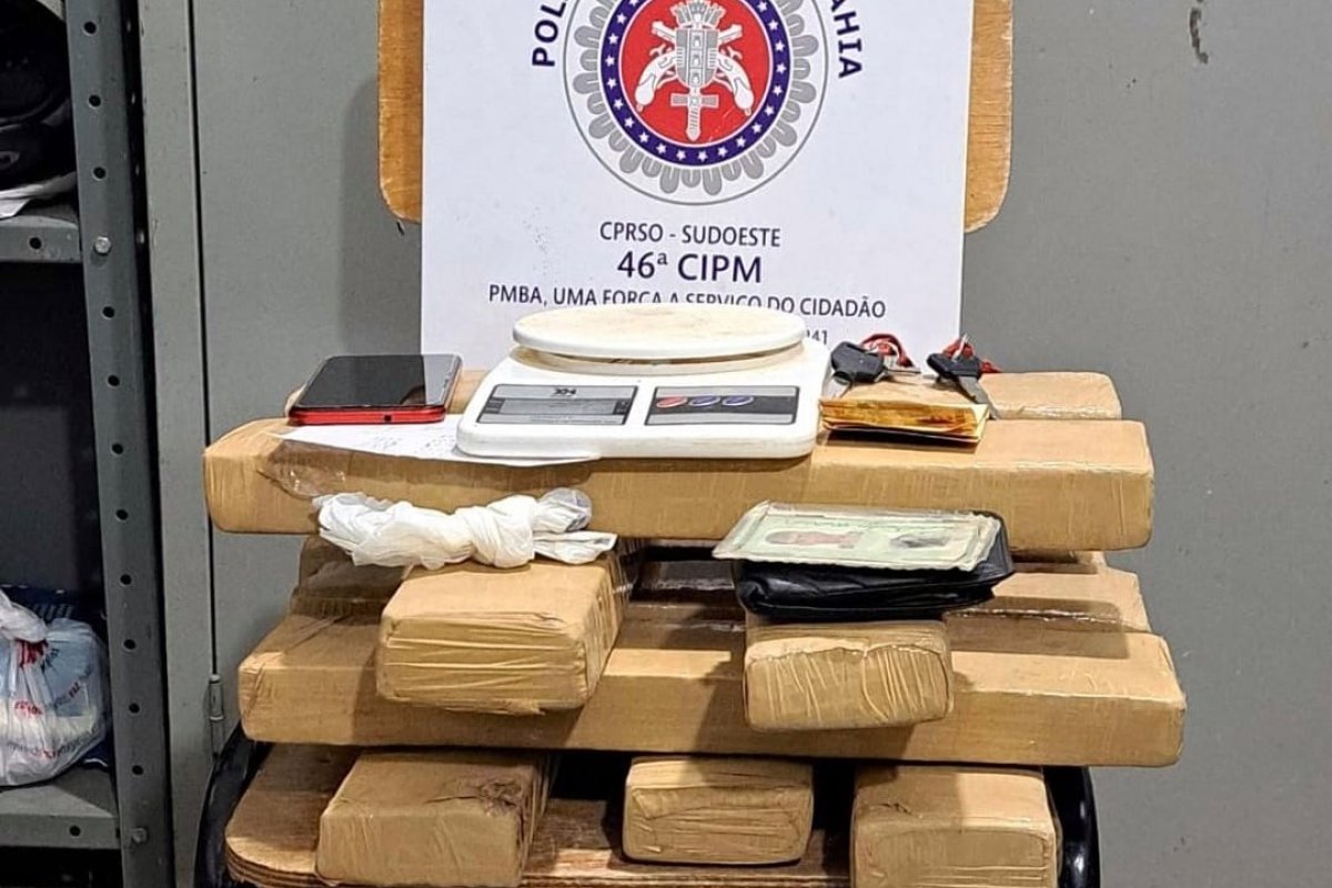 Dois homens são presos com 12 kg de maconha e uma motocicleta clonada