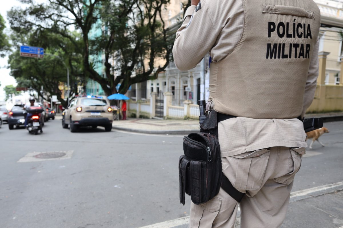 PM captura mulher com mandado de prisão em aberto em Jitaúna