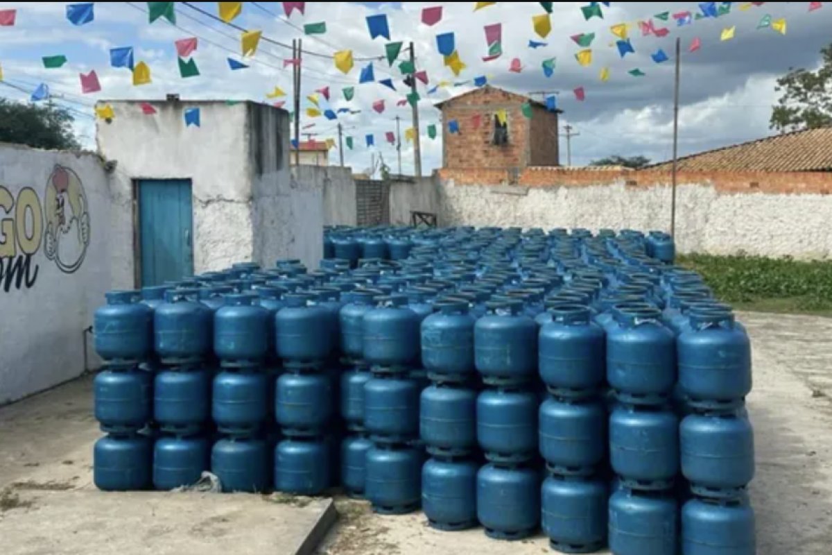 Polícia recupera carga roubada com mais de mil botijões de gás em galpão na divisa com Sergipe