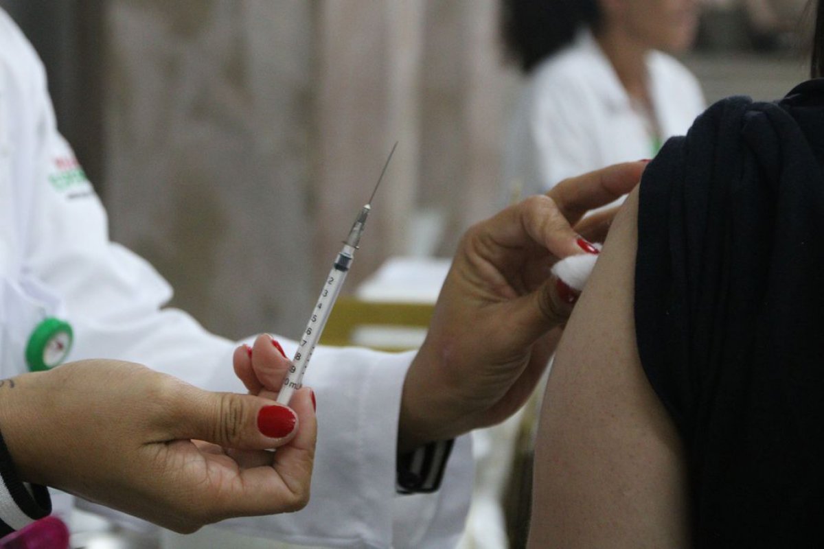 Brasil registra significativa queda de mortes por Covid-19 no primeiro semestre de 2023