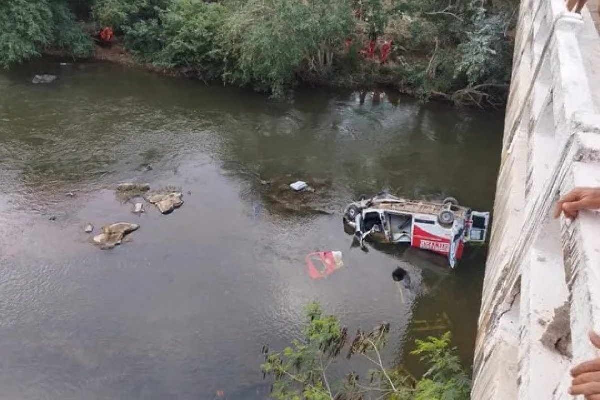 Carreta desgovernada atinge veículos do Corpo de Bombeiros no rio